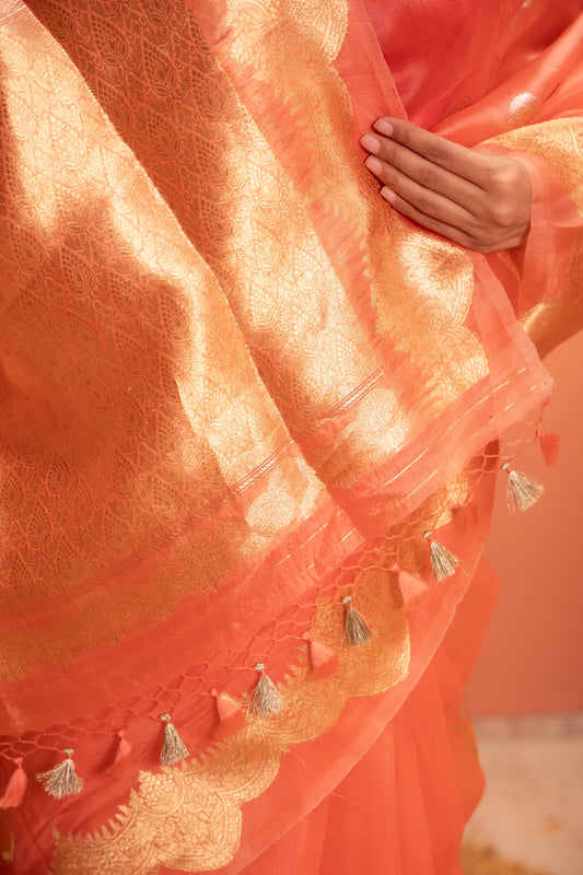 Sunehri Kesariya Leher Saree